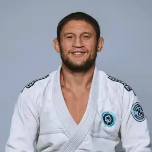 Claudio Calasans con kimono