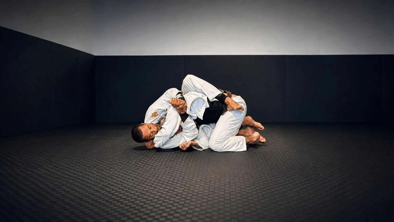 Salvador y Eric Machado entrenando una técnica de Jiu-Jitsu en el tatami