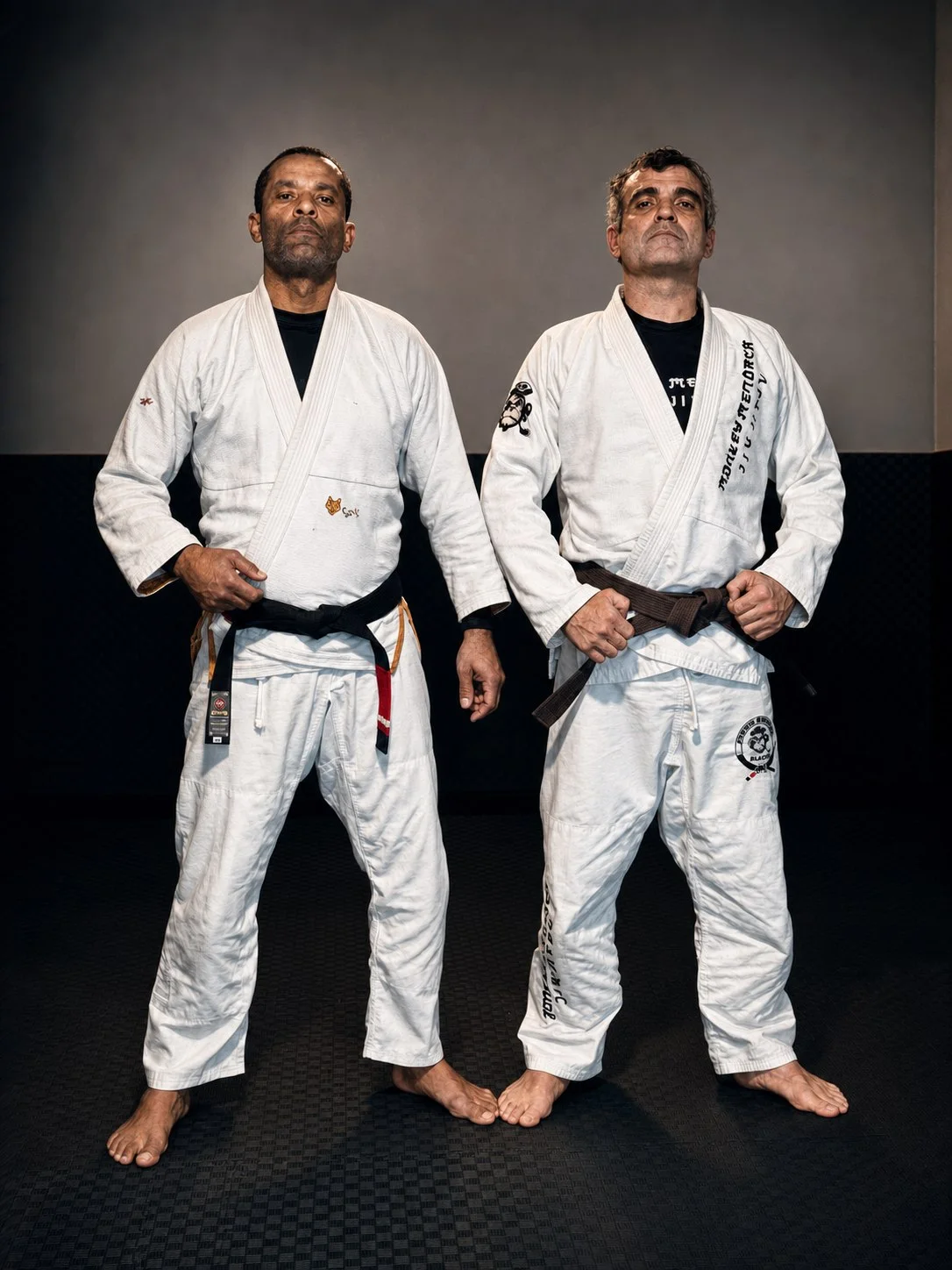 Entrenadores de Monkey Menorca Jiu-Jitsu posando con kimono