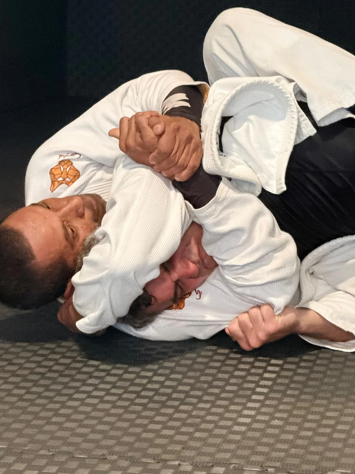 Salvador y Eric Machado entrenando una técnica de Jiu-Jitsu en el tatami