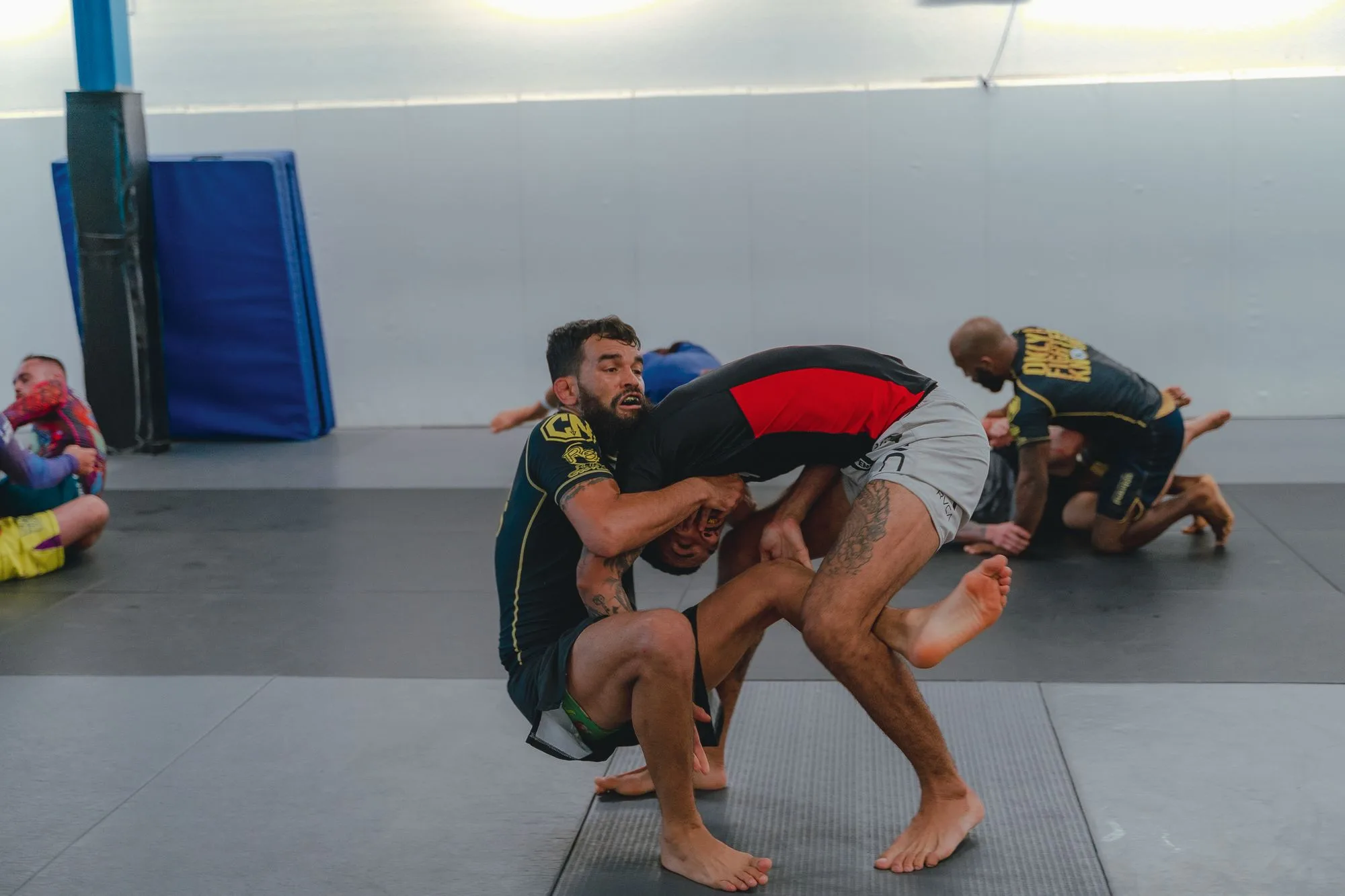 Practicantes entrenando grappling sin kimono