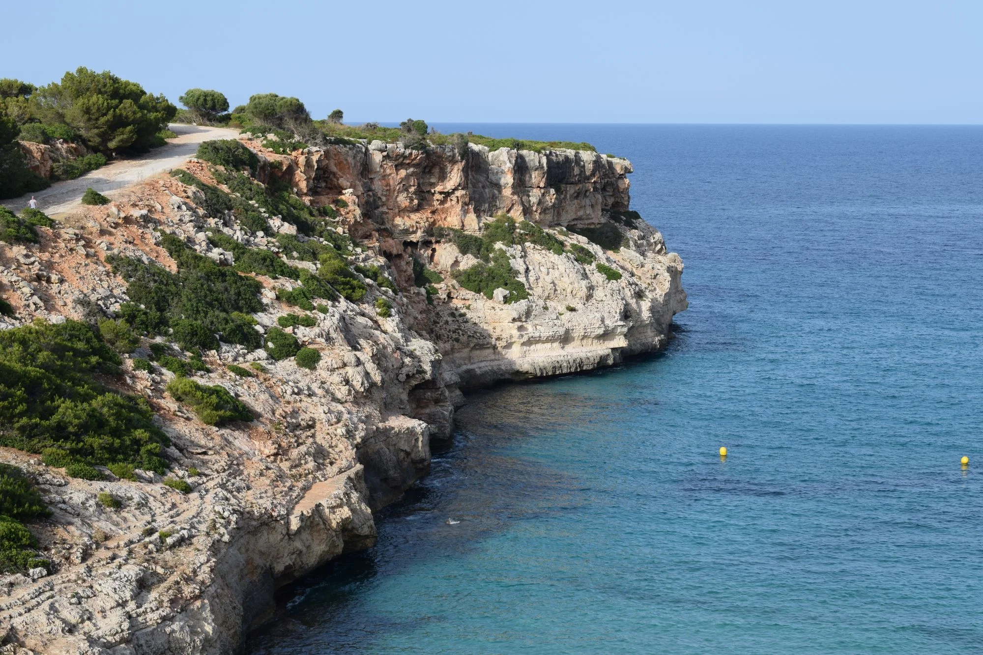 Costa mediterránea cerca de Cala Galdana