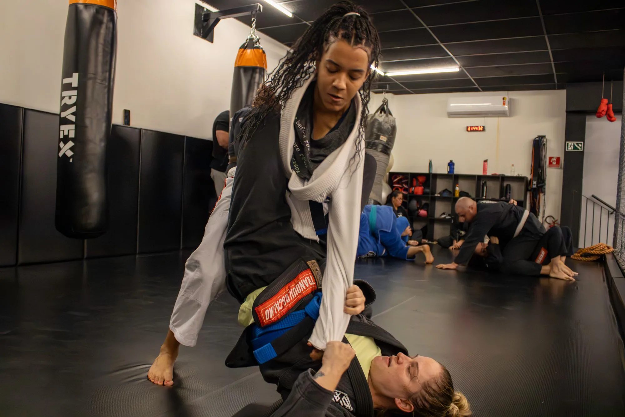 Dos mujeres entrenando Brazilian Jiu-Jitsu