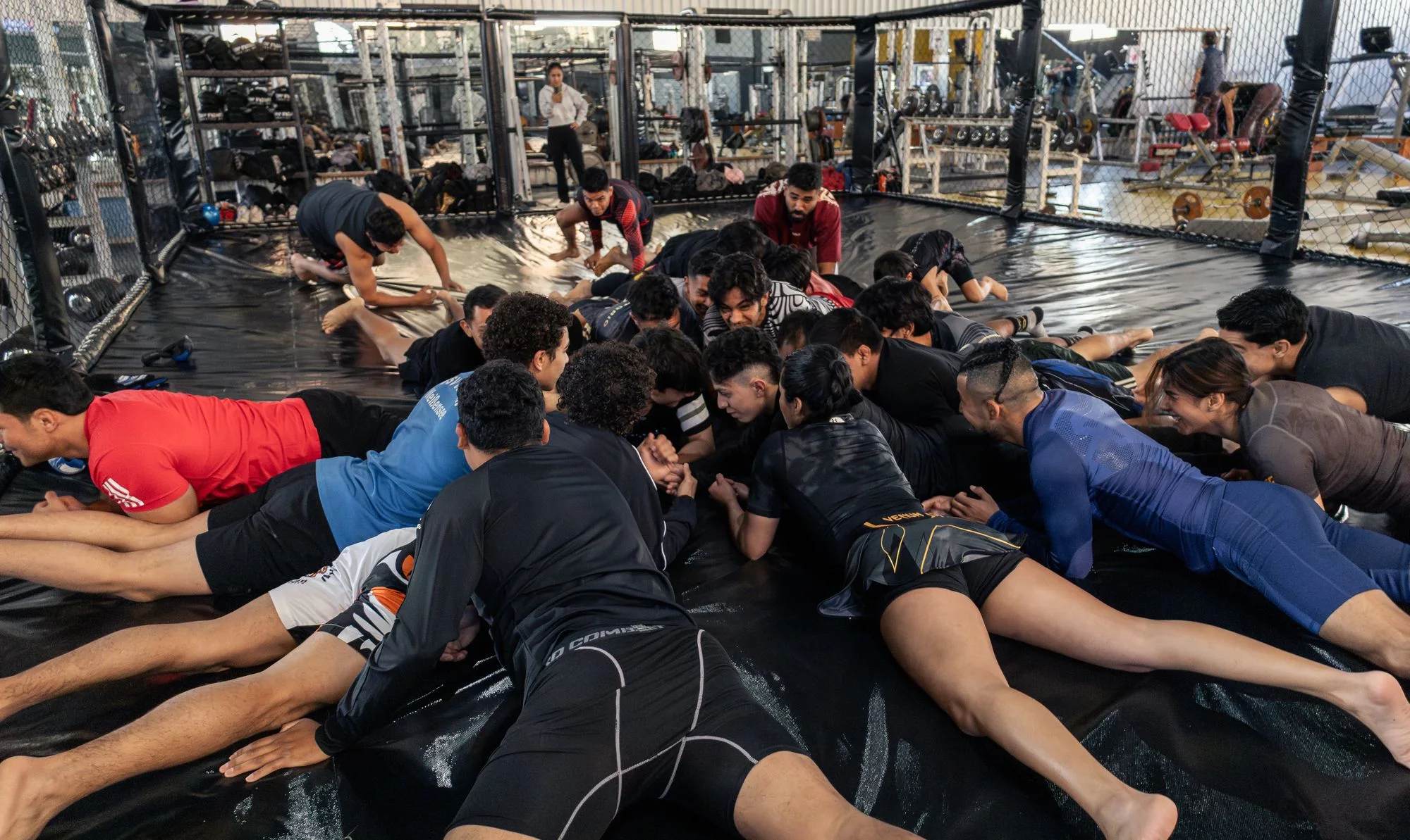 Compañeros de Jiu-Jitsu compartiendo un momento después de entrenar