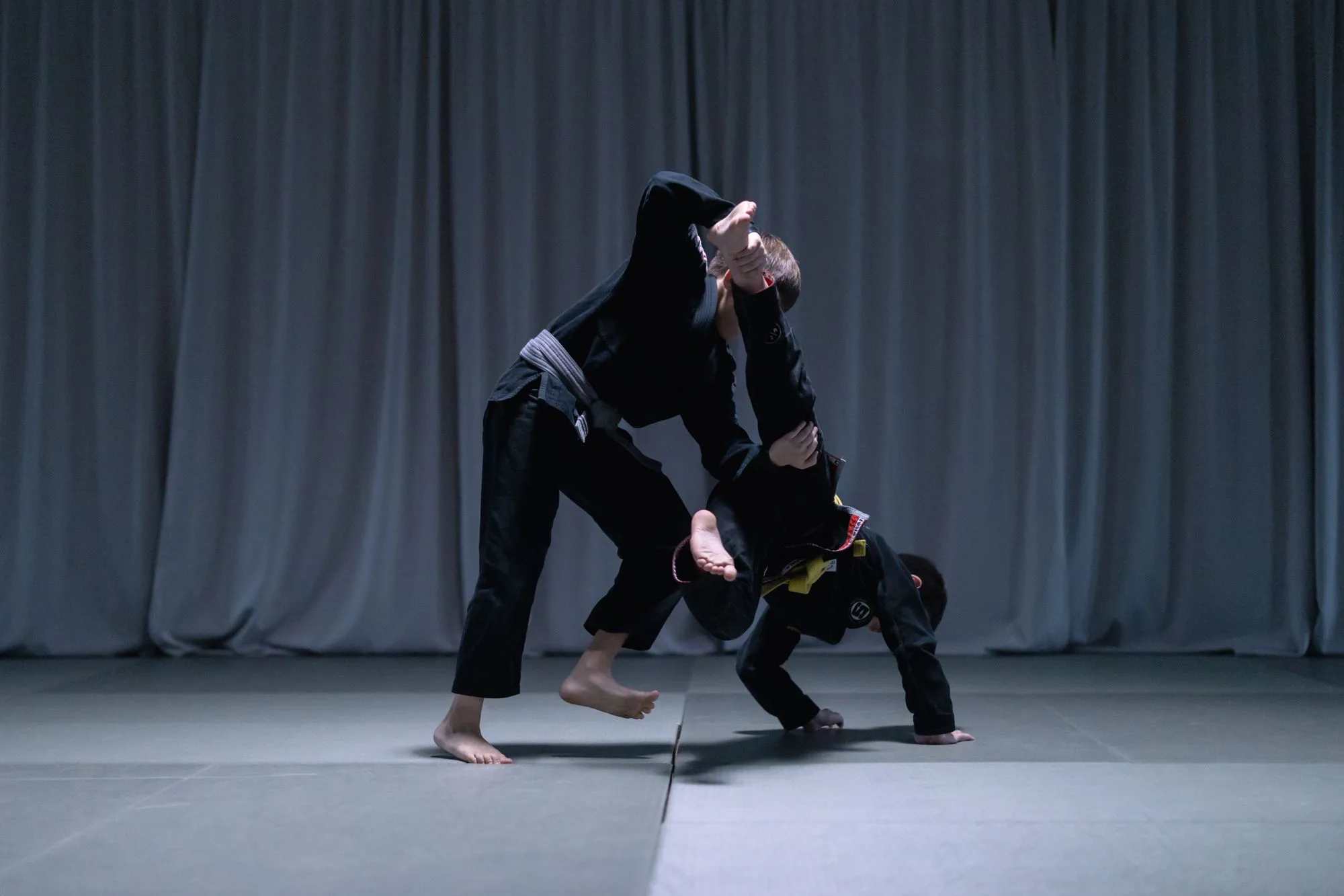 Jóvenes practicando artes marciales