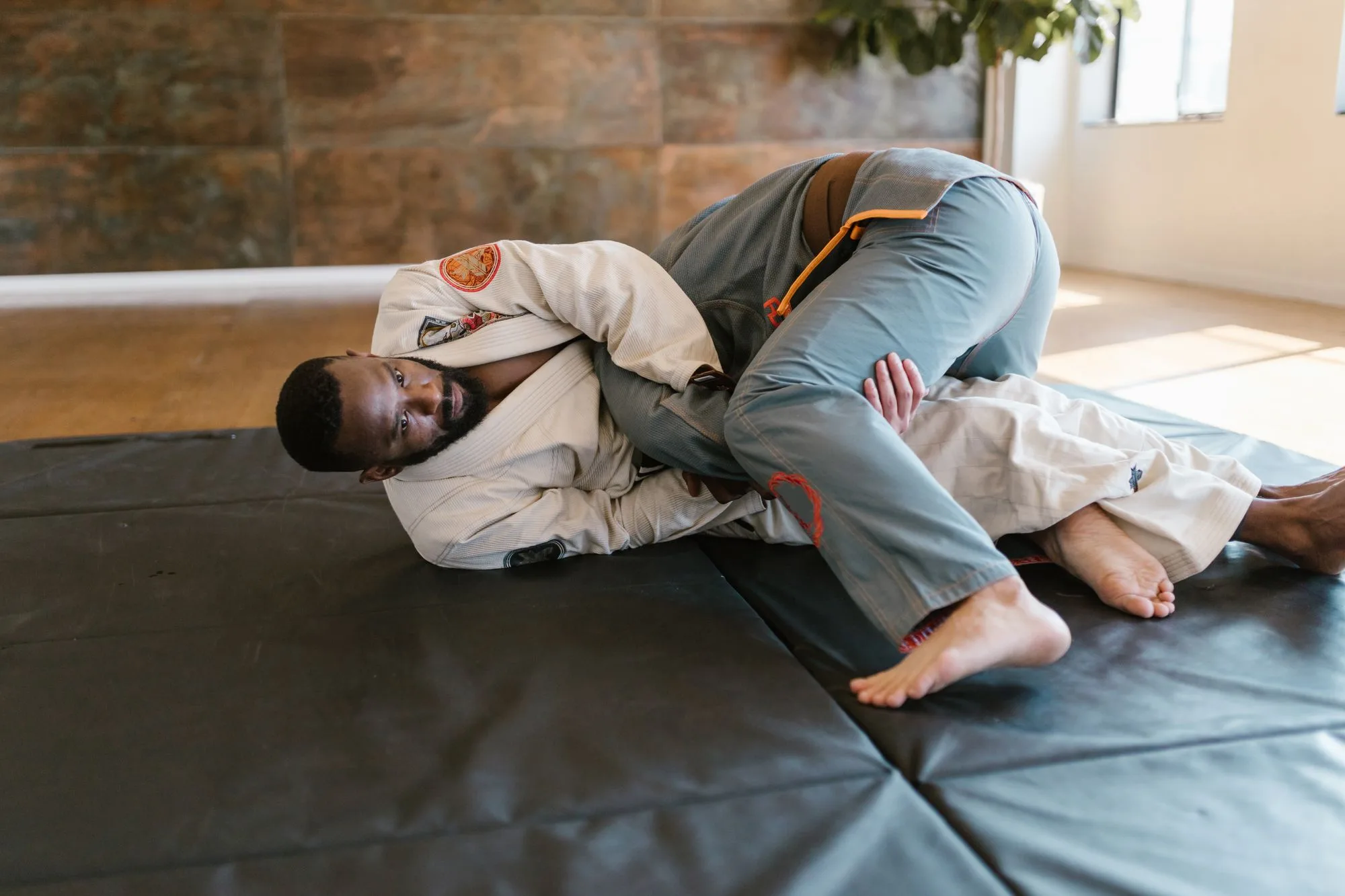 Dos practicantes entrenando BJJ con kimono