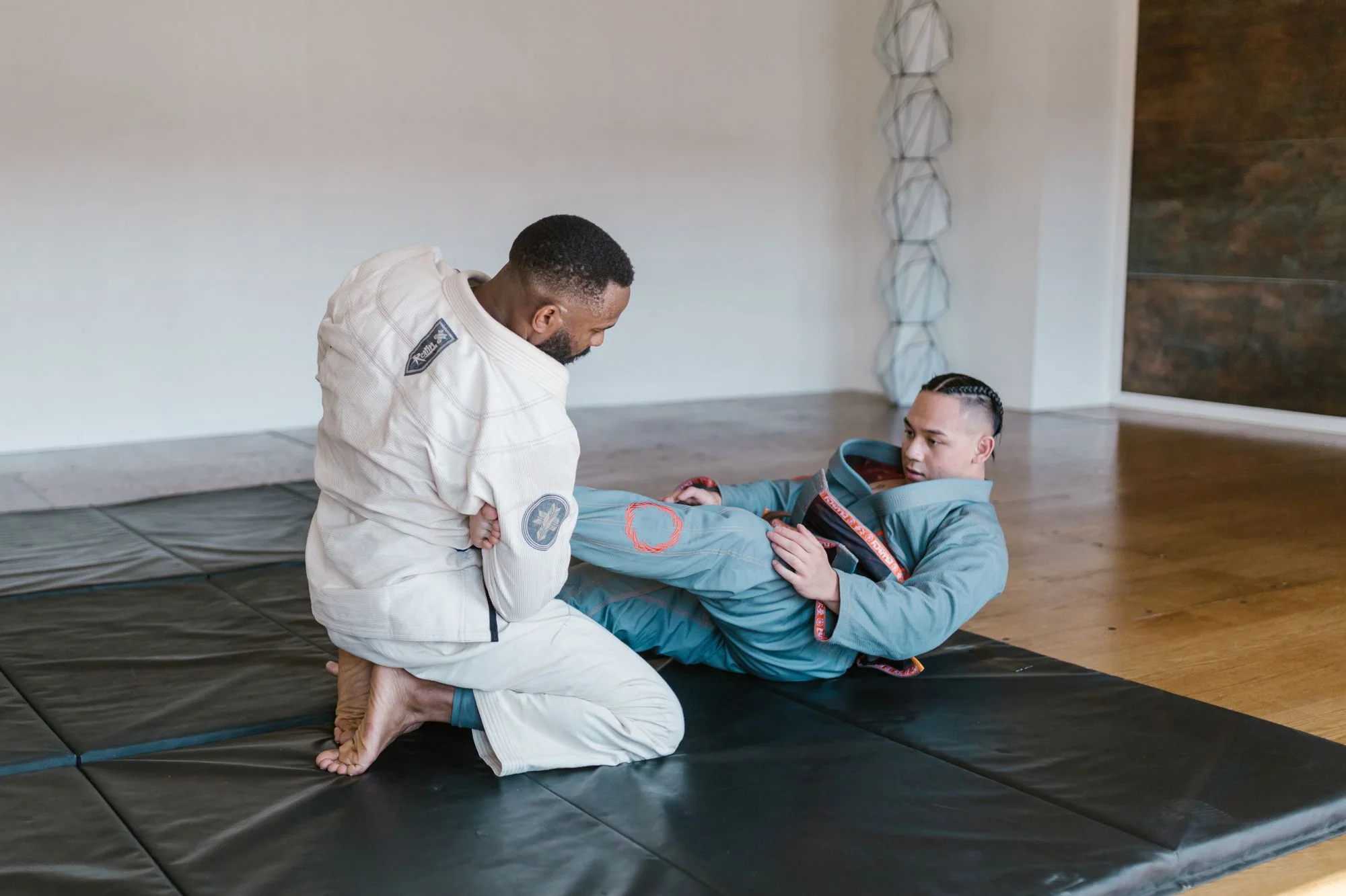 Instructor mostrando una técnica de Jiu-Jitsu durante una clase