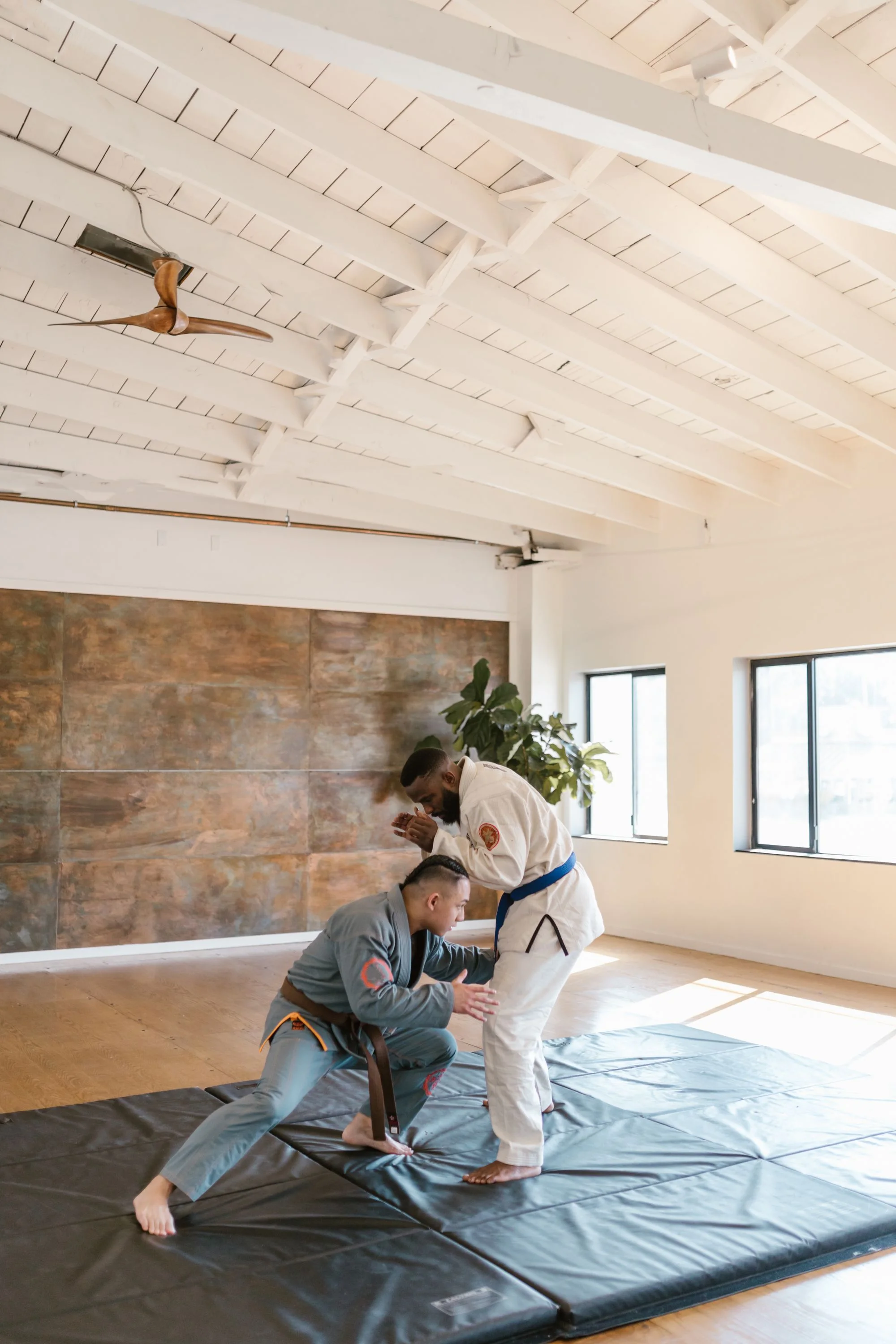 Dos practicantes descubriendo una posición básica de Jiu-Jitsu