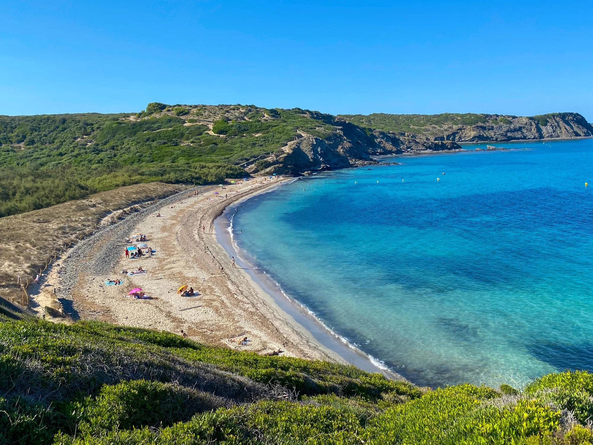 Cala de aguas turquesas en Menorca